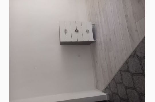 Salon z aneksem kuchennym, pokoik, łazienka, 2 duże piwnice, miejsce parkingowe,
